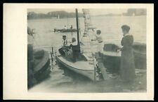 Vater und Söhne auf der Jolle