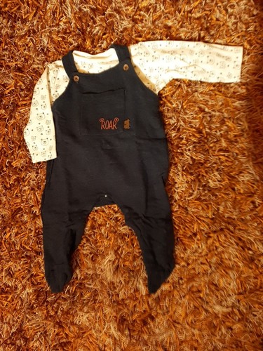 Strampler mit fuß und shirt - fuß,
