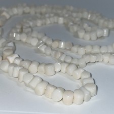 Edelstein-Endlos-Kette, weisse Koralle, 53.8g, L.48cm, B.0.5-0.6cm,gegen negativ