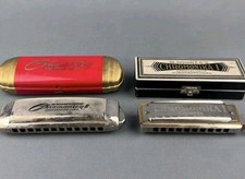 Zwei Mundharmonika, Hohner Chromonika I und Chromonica II DeLuxe, beide im Origi