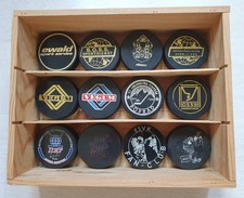 Eishockey Pucks Vitrine aus Holz mit 12 Pucks, 33x26,5x9 cm