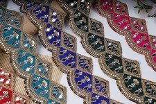 Bunt bestickte indische Sari