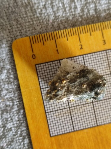 Gold gediegen auf quarz - auf,