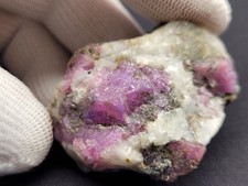 Rubin, Rubinkristalle auf