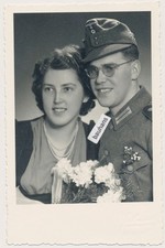 Foto Portrait Gebirgsjäger Wehrmacht Feldmütze M43  mit Frau 2.WK  (545n)