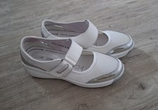 Geschlossene Leder- Sandalen