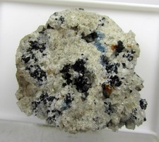 F109   Hauyn, Noesan, Magnetit u. Titanit in Sanidin, Fo. In den Dellen/Eifel