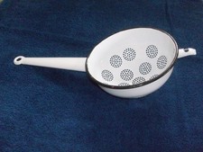 Altes Emaille Durchschlagsieb Weiß-Schwarz mit Stiel