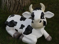 Kuh liegend lachend gross