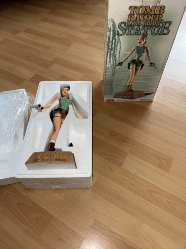 Tomb raider lara - lara, statue
