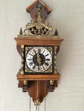Antike Uhr. Wanduhr. Mechanische Wanduhr mit Aufziehwerk   