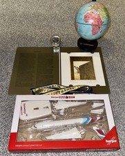 Lufthansa Sammlung bestehend aus Kunstwerk, Armbanduhr, Lanyard, Modell & Globus