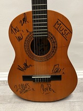 Akustikgitarre mit Signaturen