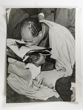 Anwar Sadat küsst Koran