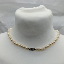 Klassisches Collier aus Perlen