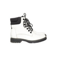 Graceland, Schnürstiefel