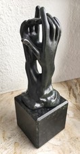Auguste Rodin, Kathedrale, Skulptur aus Bronze auf schwarzem Marmorsockel.