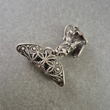 Antiker Anhänger – Löwenkopf mit filigranem Ornament