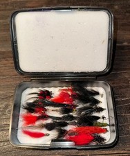 22 Fliegen rot + schwarz für MeFo in Box  - scharfe Haken - TOP für Dämmerung