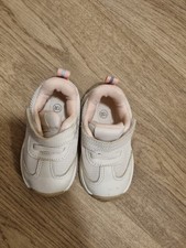 Erste Laufschuhe für Mädchen