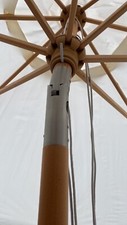 3 Meter Sonnenschirm mit Kippfunktion aus Holz mit Fuß und Hülle 