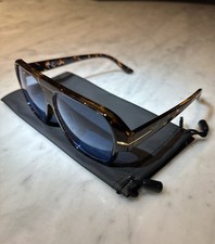 Sonnenbrille mit blauen
