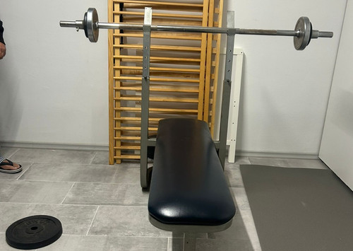 Hantelbank mit langhantel und - langhantel,