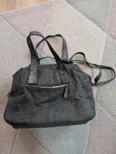 dunkelgraue Handtasche aus