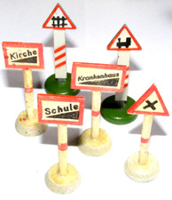 DDR Spielzeug HO Modelleisenbahn Modellauto HOLZ Verkehrszeichen 6 Stück ca 6 cm