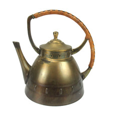 Formschöne Metall Teekanne