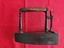 antikes Bügeleisen mit Stein