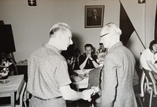 DDR Mann gratuliert Kollegen