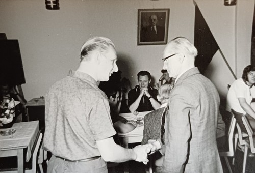 Ddr mann gratuliert kollegen - gratuliert,
