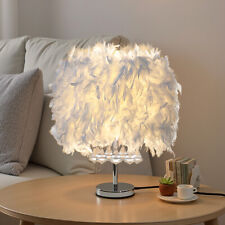 Tischlampe mit weißen Federn