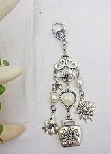 Trachten-Taschenanhänger Charivari mit vielen Charms, weißen Perlen + Cabochons