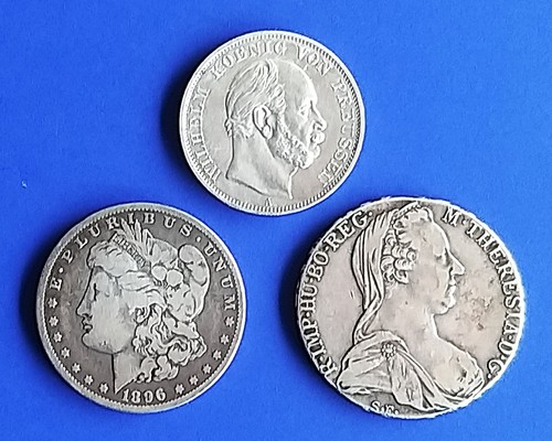Drei alte silbermünzen - drei,