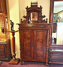 Gründerzeit Vertiko mit Aufsatz mit doppelter Etage u. Bekrönung Nussbaum Wurzel