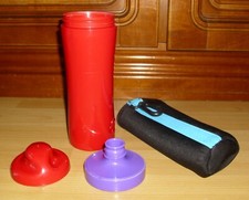 Koziol Trinkflasche mit Deckel und Neoprenhülle mit Karabiner und Lasche rot