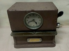 Original Stechuhr der Firma Jundes mit Stempelkartenhalter