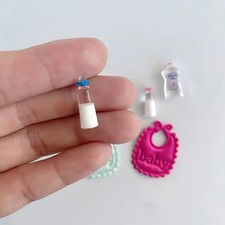 5tlg. Miniatur Set 🍼Milch-Flasche🍼Lätzchen Baby-Pflege Puppenhauspuppe *NEU*