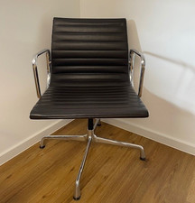 Vitra Aluminium Chair EA, dunklbraun, Echtleder, Design Klassiker, 8 verfügbar