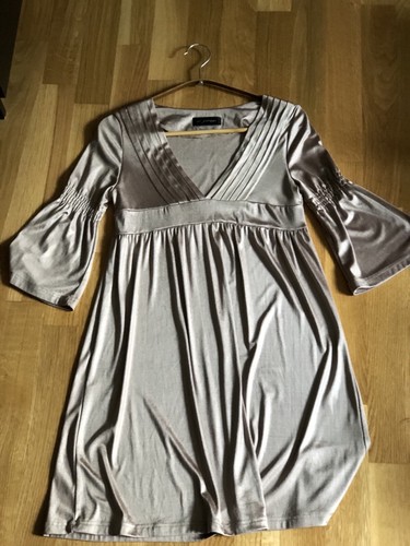 Kleid mit ausschnitt - v,