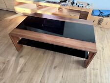 Couchtisch in Nussbaum Optik, schwarze Glasplatte, Einlegeboden, guter Zustand