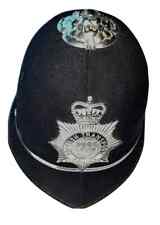 Großbritannien. Schwarzer, stoffbezogener Helm (sog. Rose-Top-Helm) eines Bobby.