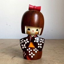 Kokeshi-Holzpuppe 'kosode' mit
