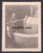 Foto Soldat trinkt Bier auf einem Kriegsschiff, Kriegsmarine, Stahlhelm (A19)