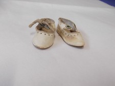 Paar alte Puppenschuhe