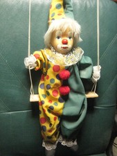 Harlekin puppe auf schaukel - auf,