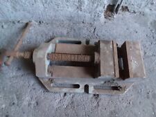 Alter massiver flacher Schraubstock für die Werkbank