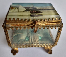 Jewellery showcase in gold